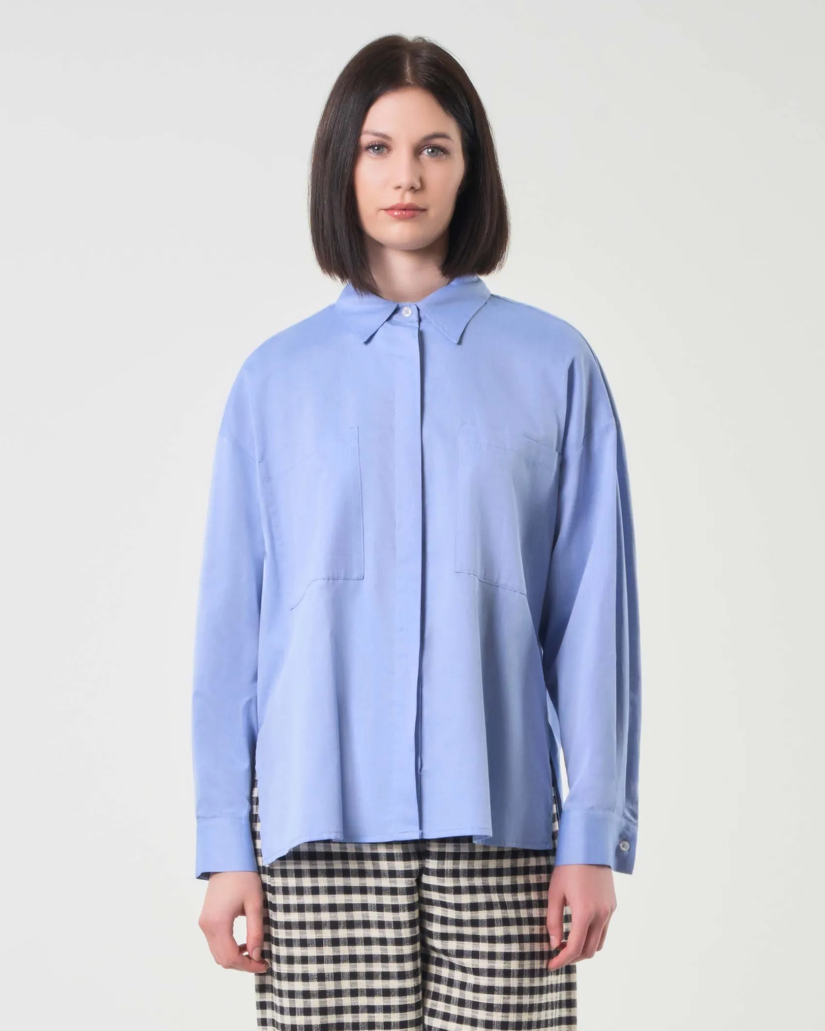 Camicia over azzurra in cotone Oxford con spacchi laterali