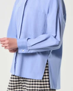 Camicia over azzurra in cotone Oxford con spacchi laterali
