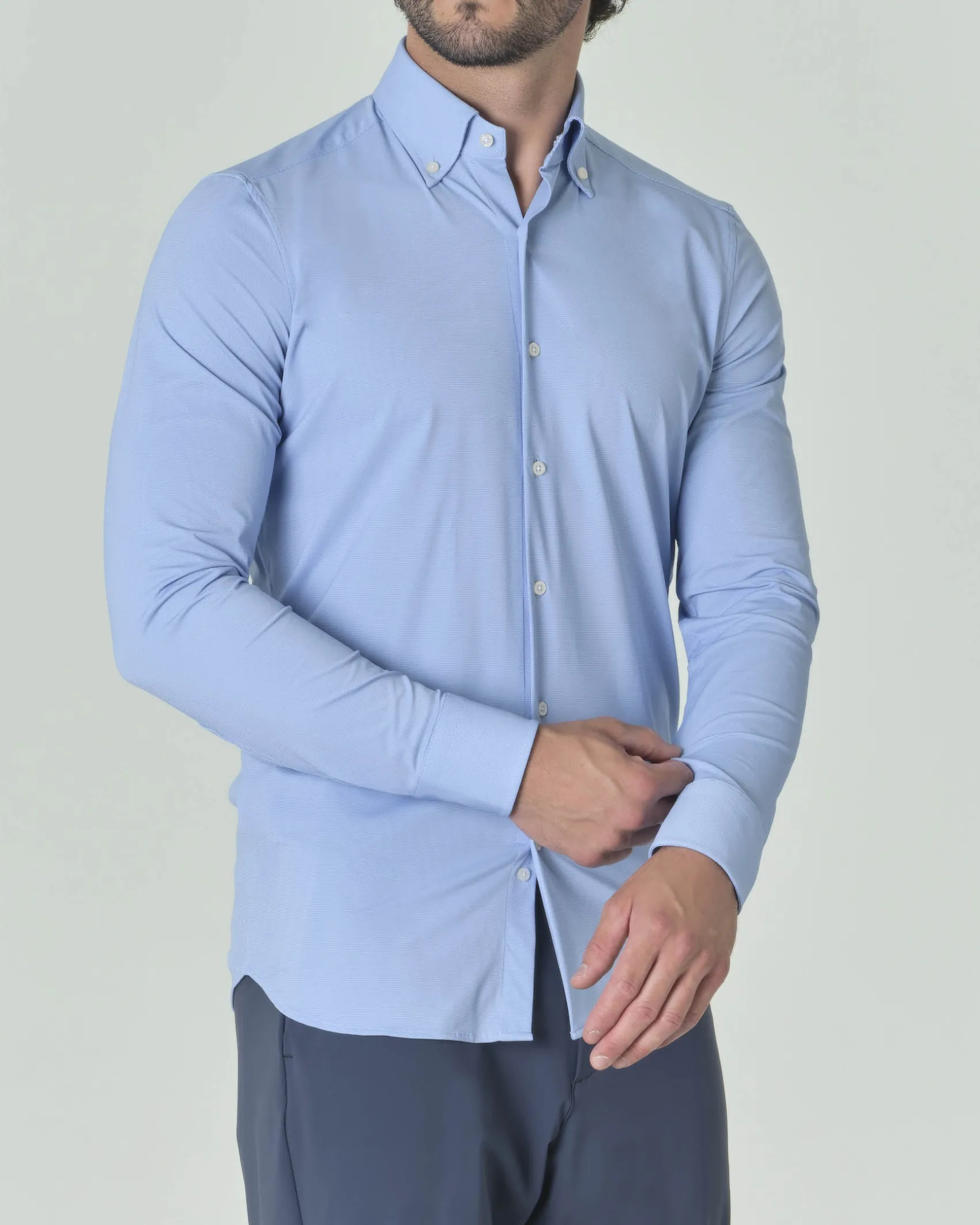 Camicia Pellizzari azzurra in tessuto tecnico hyper comfort simil popeline con collo button down