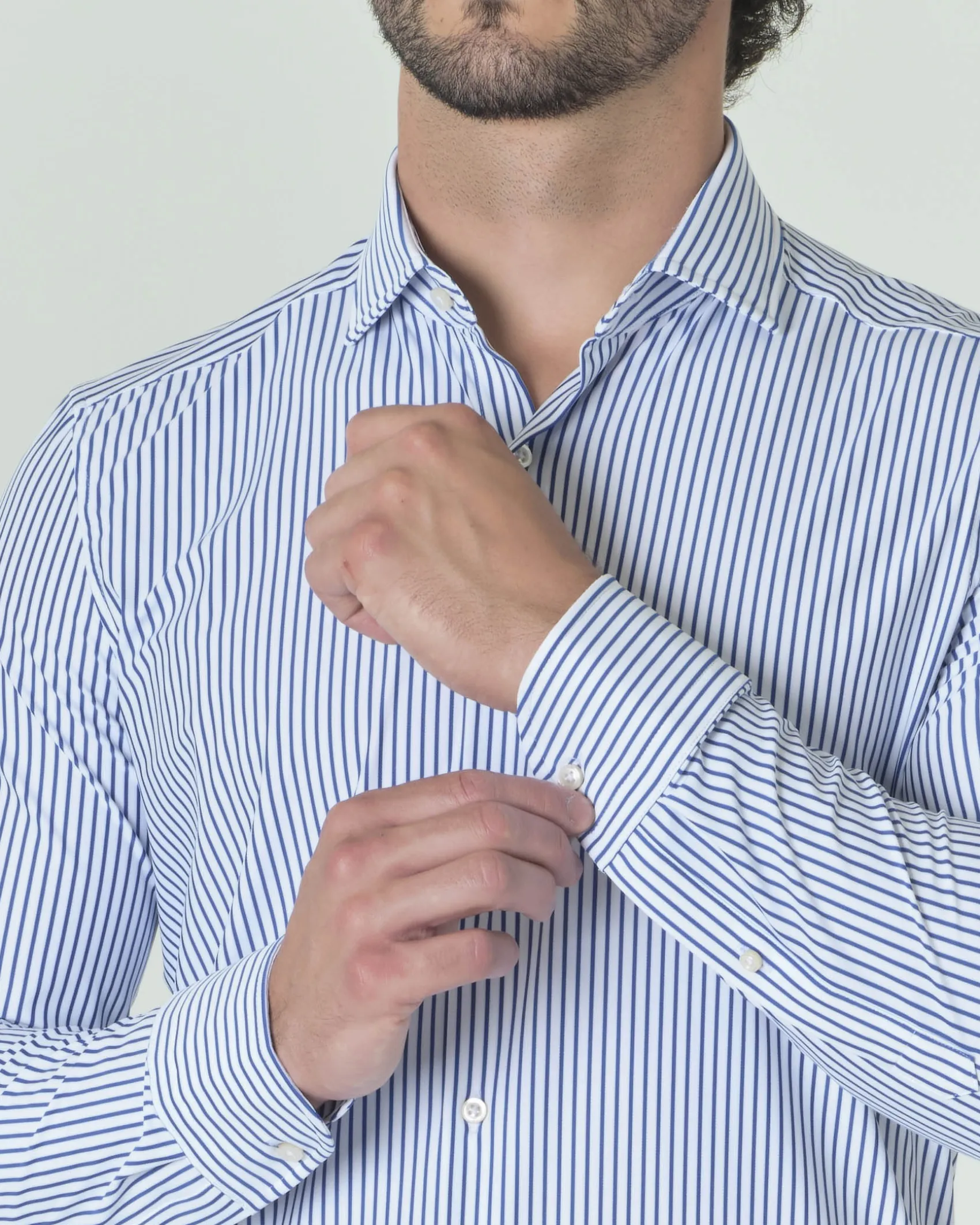 Camicia Pellizzari bianca a righe blu royal in tessuto tecnico hyper comfort