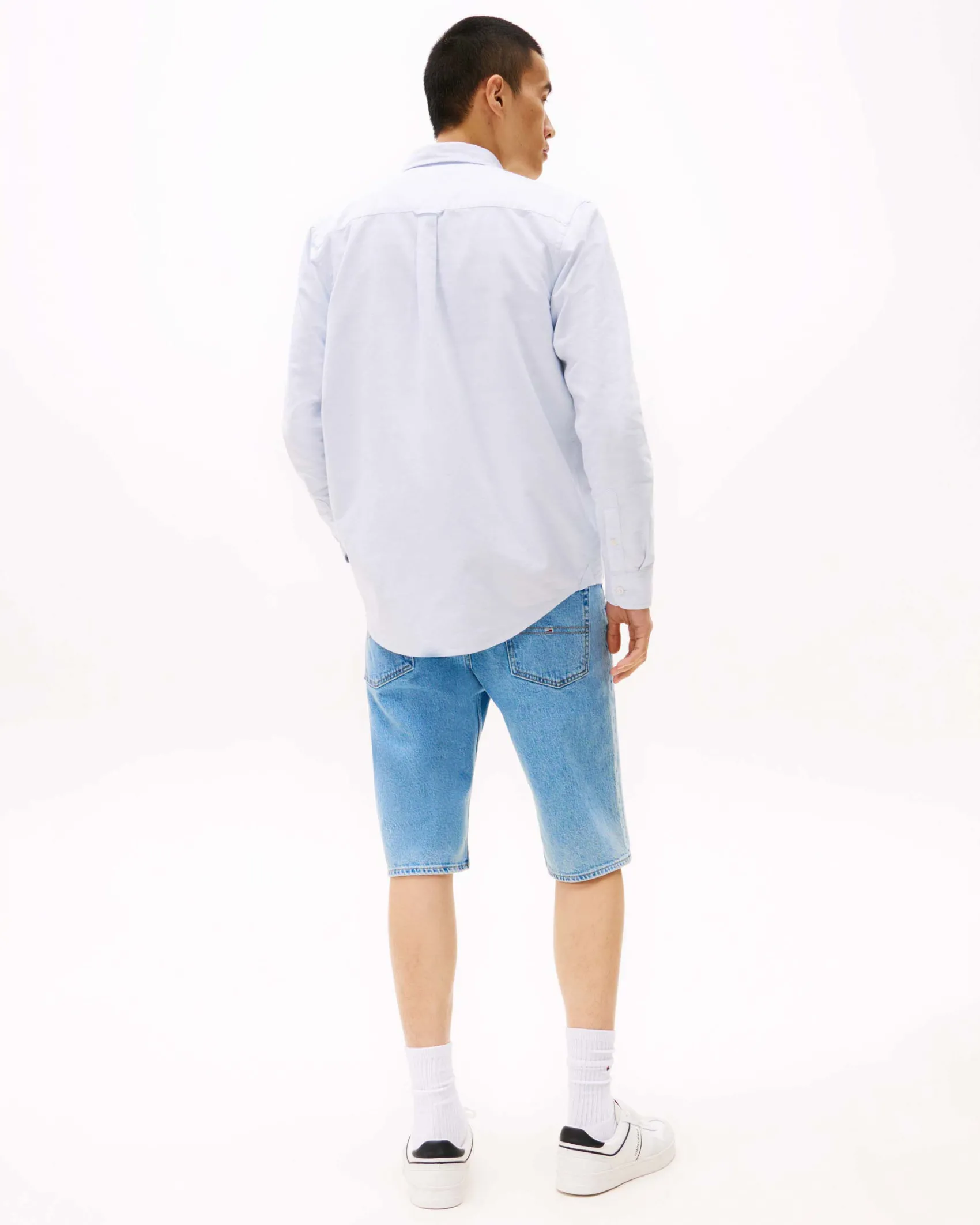 Camicia Tommy Jeans azzurra con colletto button-down in oxford di cotone con logo flag ricamato sul petto