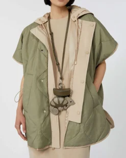 Cappa midi beige imbottita Weekend Max Mara reversibile nel colore verde militare con maniche ad aletta