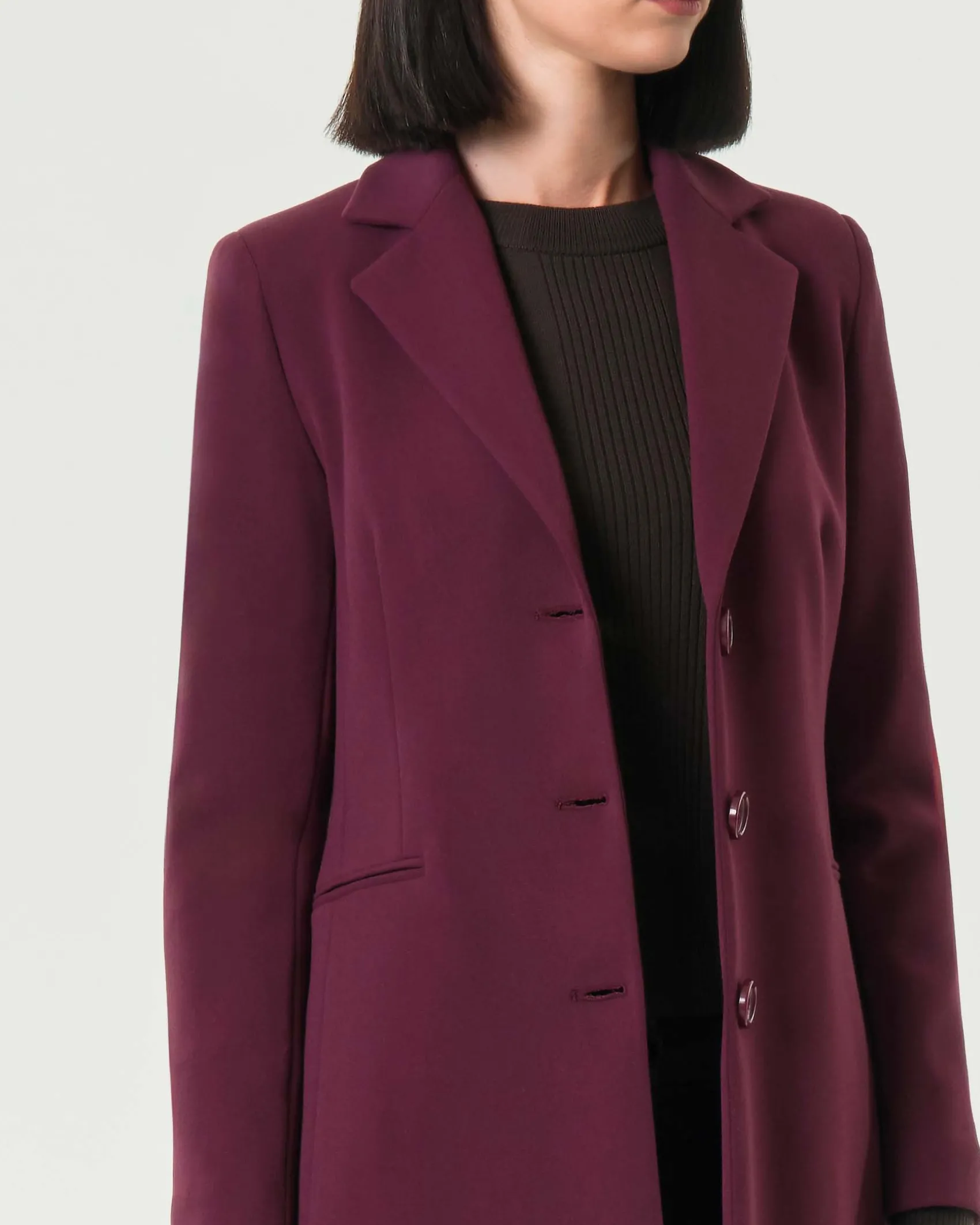 Cappottino bordeaux Hlo! dalla linea sfiancata in tessuto effetto crêpe
