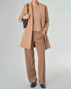 Cappottino color cammello in panno dal taglio maschile con scollo a rever classico e chiusura a bottoni