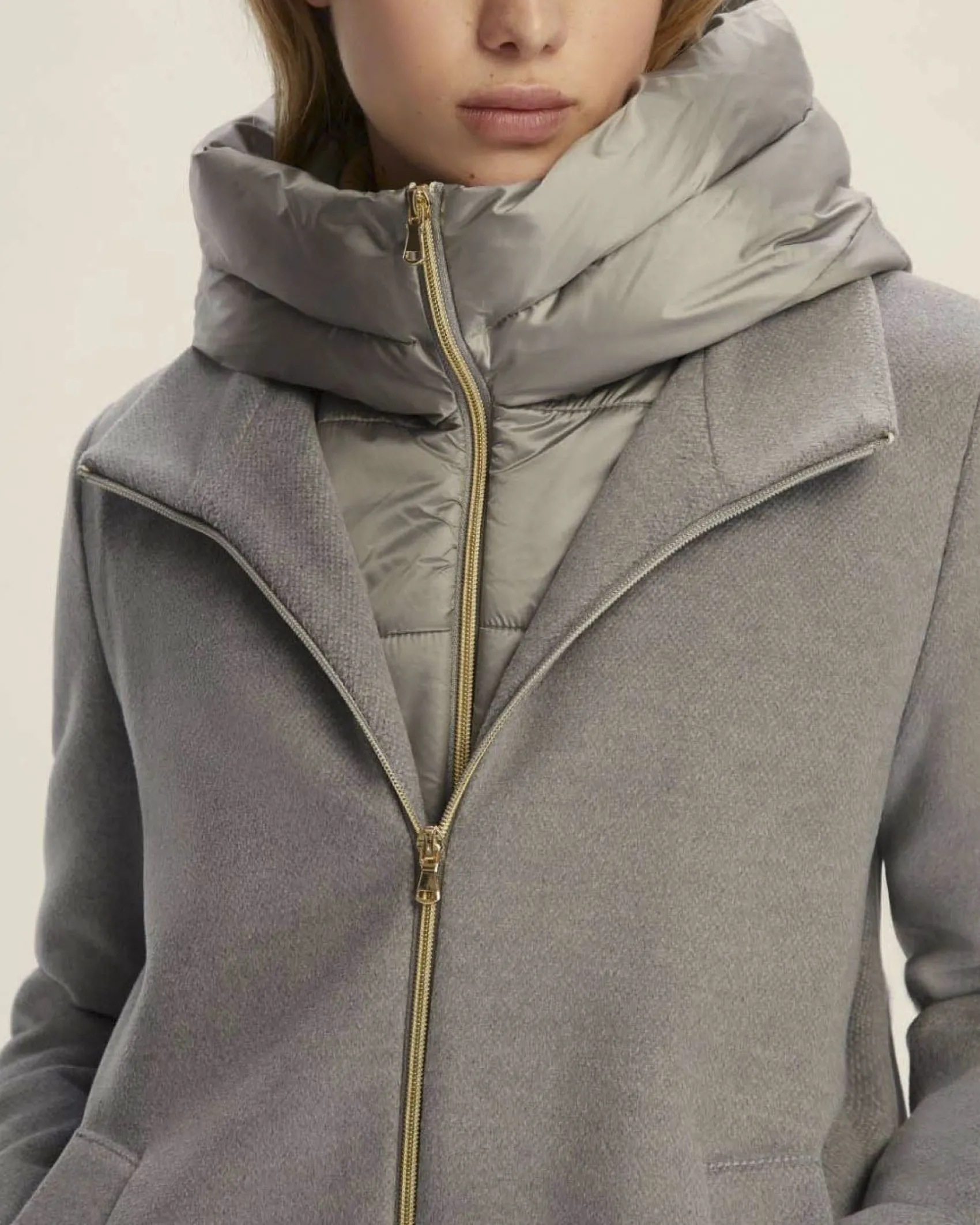 Cappottino grigio Emme Marella in tessuto diagonale con pettorina e cappuccio imbottiti in nylon removibili
