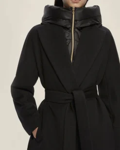 Cappottino nero Emme Marella in tessuto diagonale con scollo a rever e pettorina e cappuccio imbottiti in nylon removibili