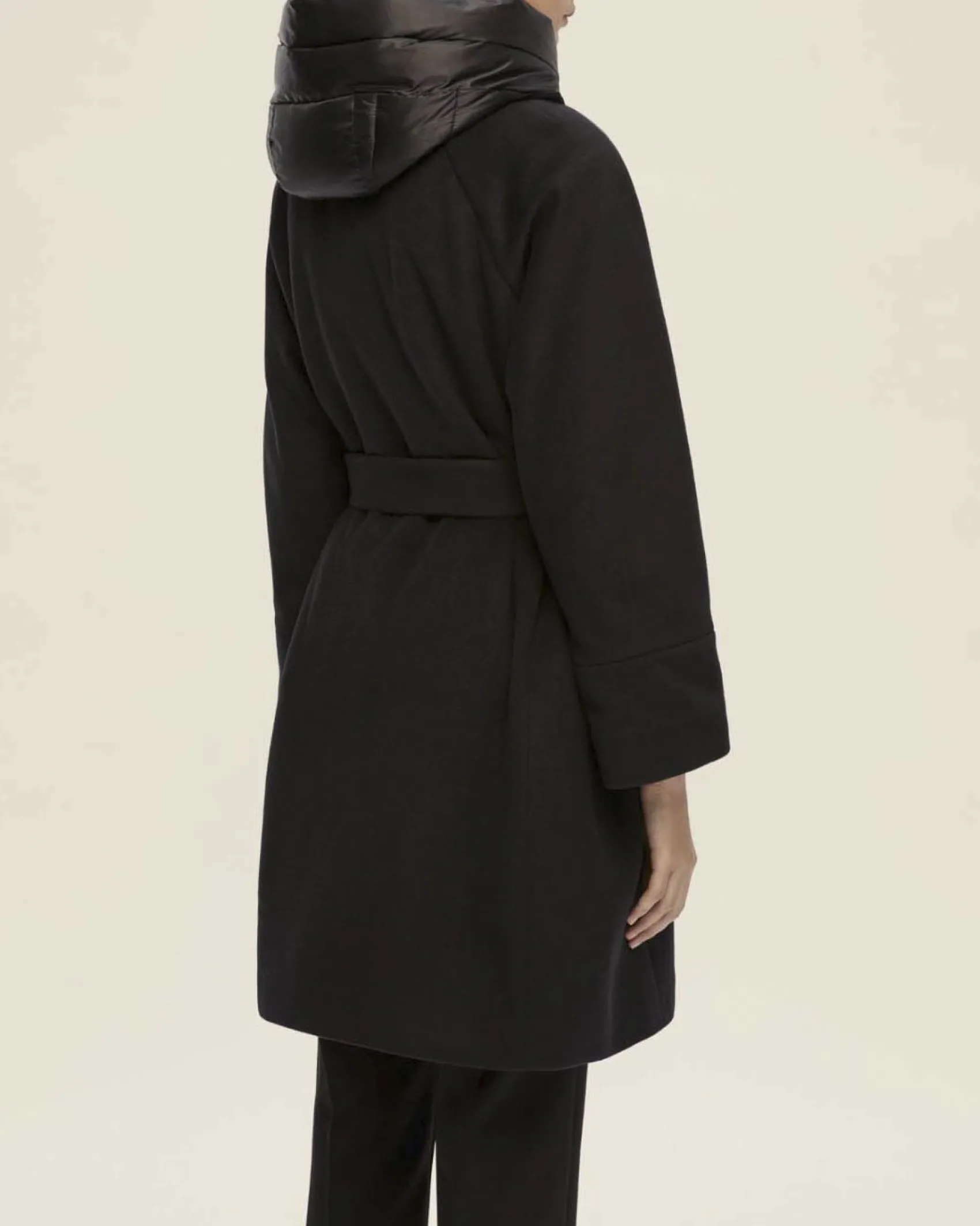 Cappottino nero Emme Marella in tessuto diagonale con scollo a rever e pettorina e cappuccio imbottiti in nylon removibili
