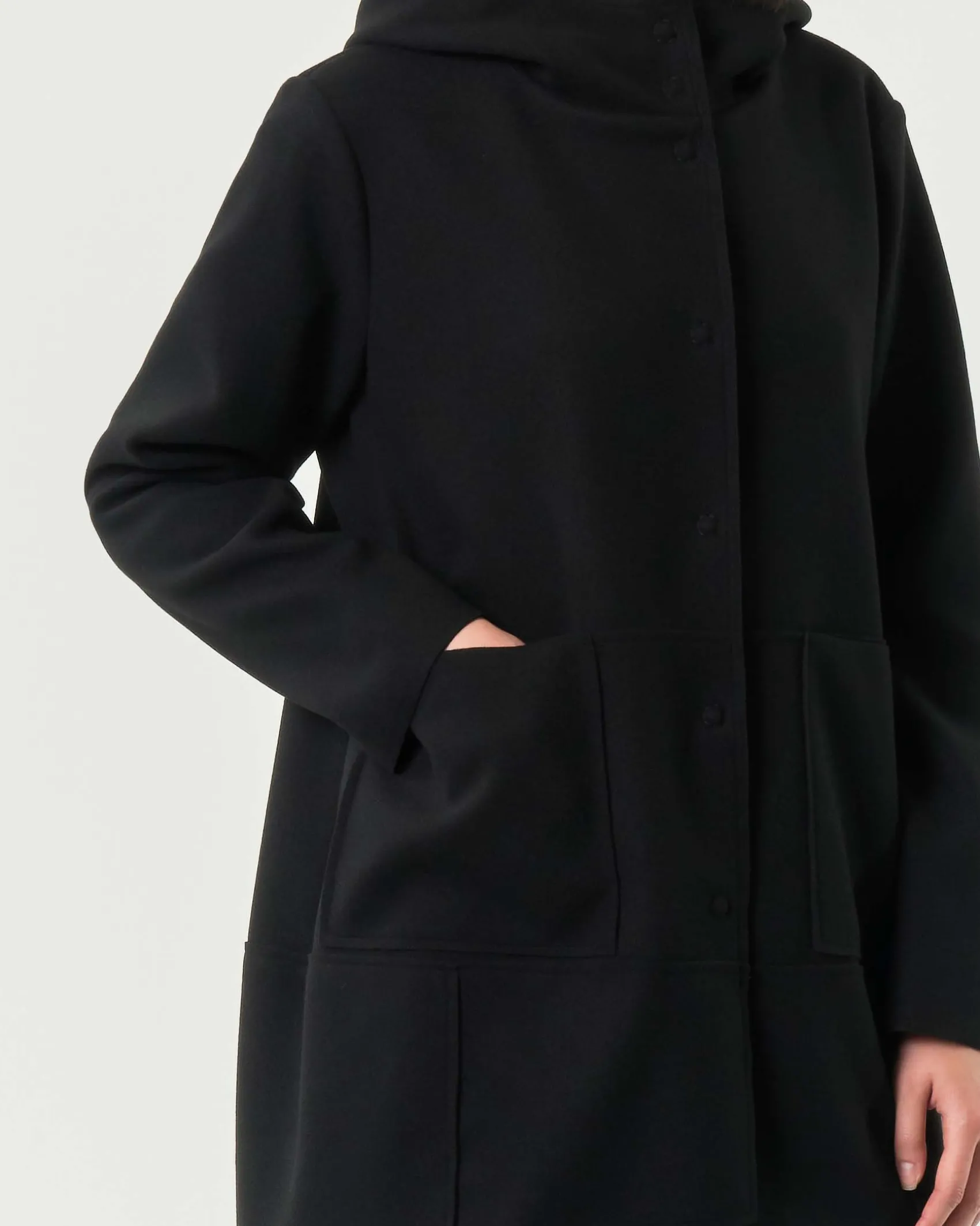 Cappottino nero Jurerê effetto panno dalla linea a uovo con cappuccio e collo alto