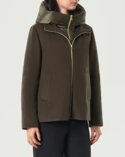 Cappottino verde militare Emme Marella in tessuto diagonale con pettorina e cappuccio imbottiti in nylon removibili