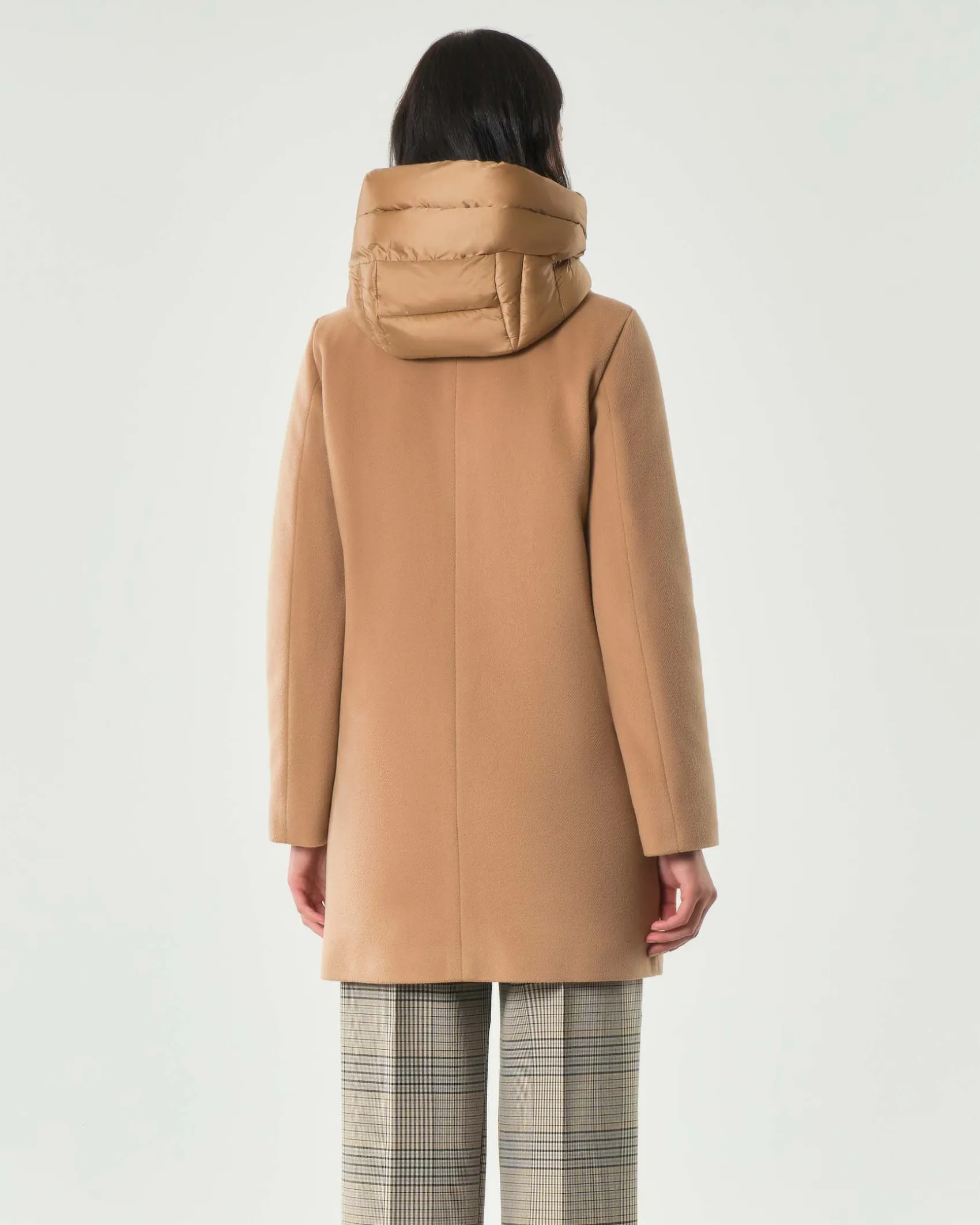 Cappotto color cammello Emme Marella in tessuto diagonale con pettorina e cappuccio imbottiti in nylon removibili