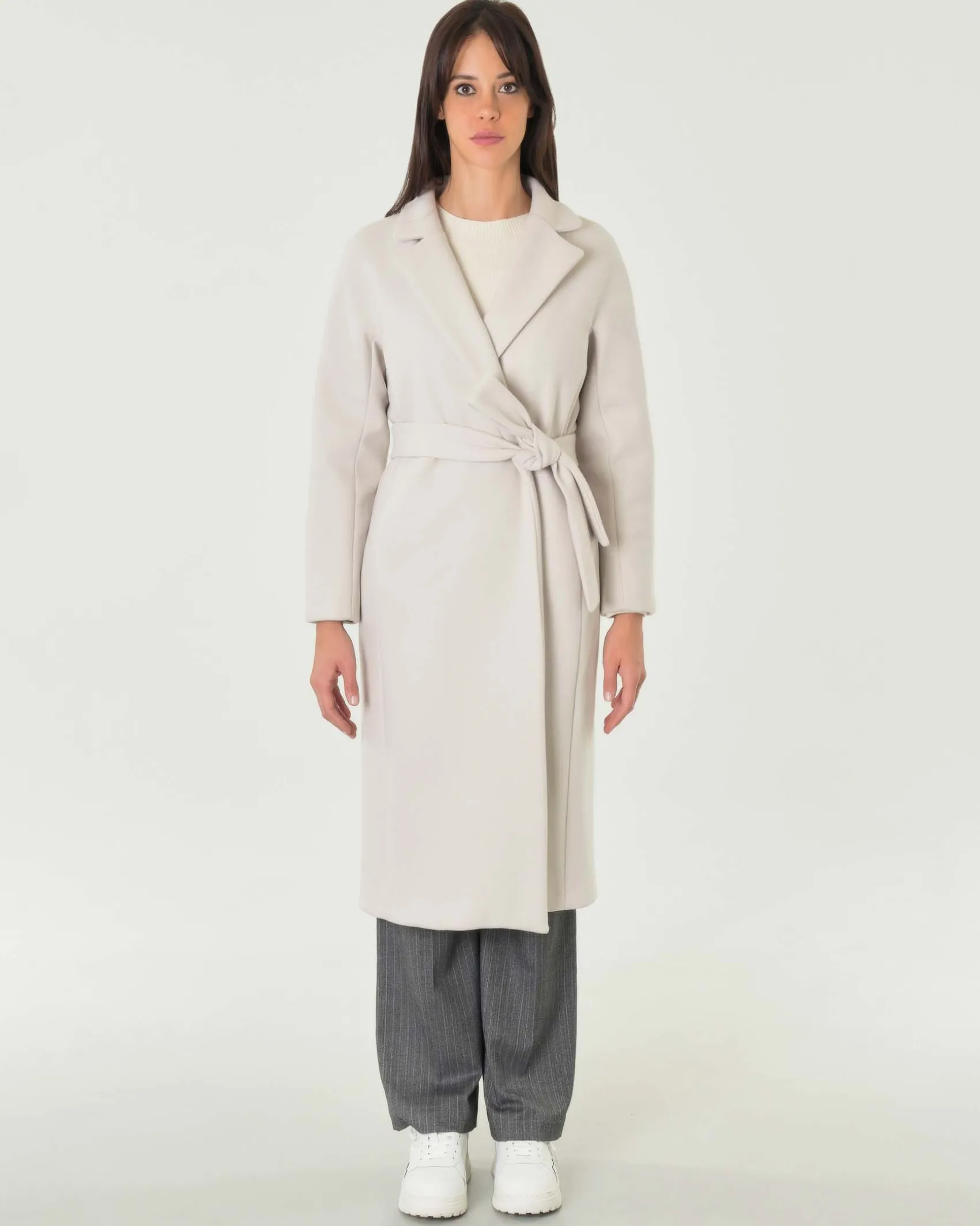 Cappotto color gesso lungo in panno di misto viscosa con collo a rever e cintura in vita