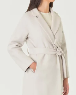 Cappotto color gesso lungo in panno di misto viscosa con collo a rever e cintura in vita