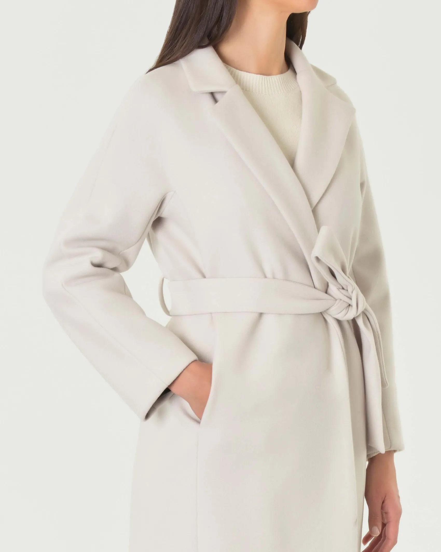Cappotto color gesso lungo in panno di misto viscosa con collo a rever e cintura in vita