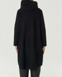 Cappotto con cappuccio in bouclé nero maxi tasche applicate e chiusura automatica nascosta