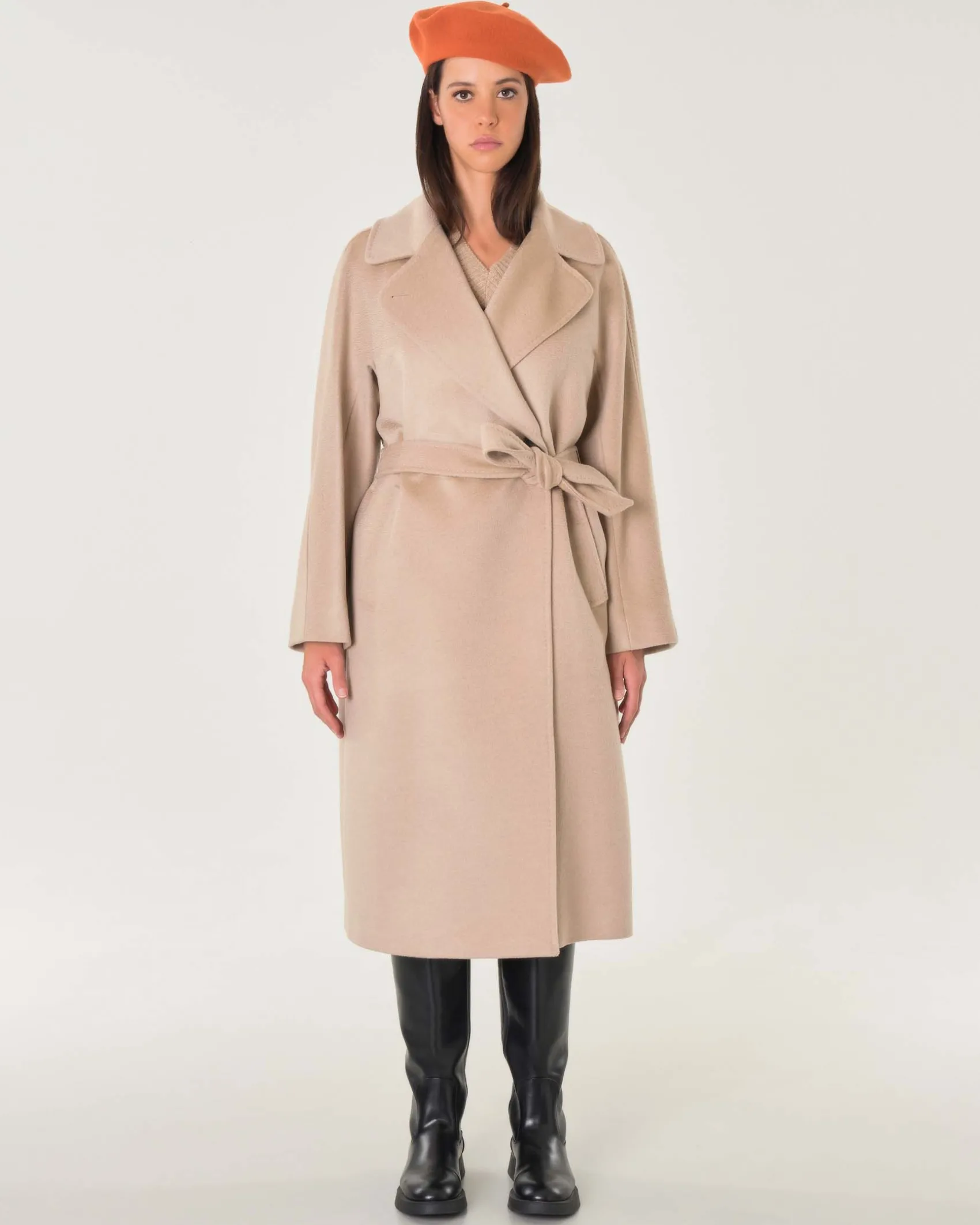 Cappotto doppiopetto beige in pura lana vergine con scollo a rever e cintura in vita