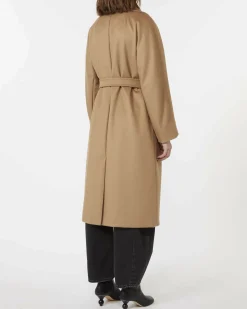 Cappotto doppiopetto color cammello Weekend Max Mara in pura lana vergine con scollo a rever e cintura in vita