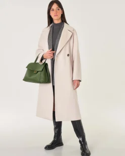 Cappotto doppiopetto color panna in pura lana vergine con scollo a rever e cintura in vita