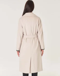 Cappotto doppiopetto color panna in pura lana vergine con scollo a rever e cintura in vita