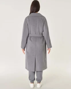 Cappotto doppiopetto grigio in pura lana vergine con scollo a rever e cintura in vita