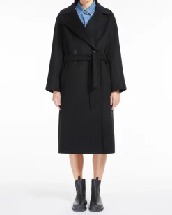 Cappotto doppiopetto nero in pura lana vergine con scollo a rever e cintura in vita