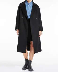 Cappotto doppiopetto nero in pura lana vergine con scollo a rever e cintura in vita
