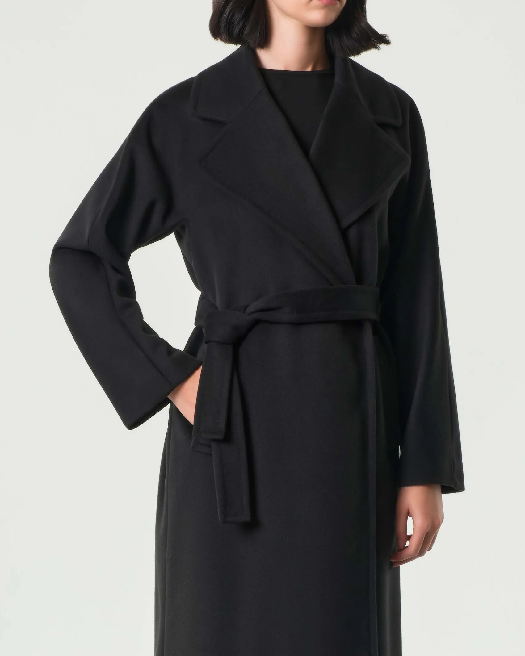 Cappotto doppiopetto nero Emme Marella in panno soft di viscosa con cintura in vita
