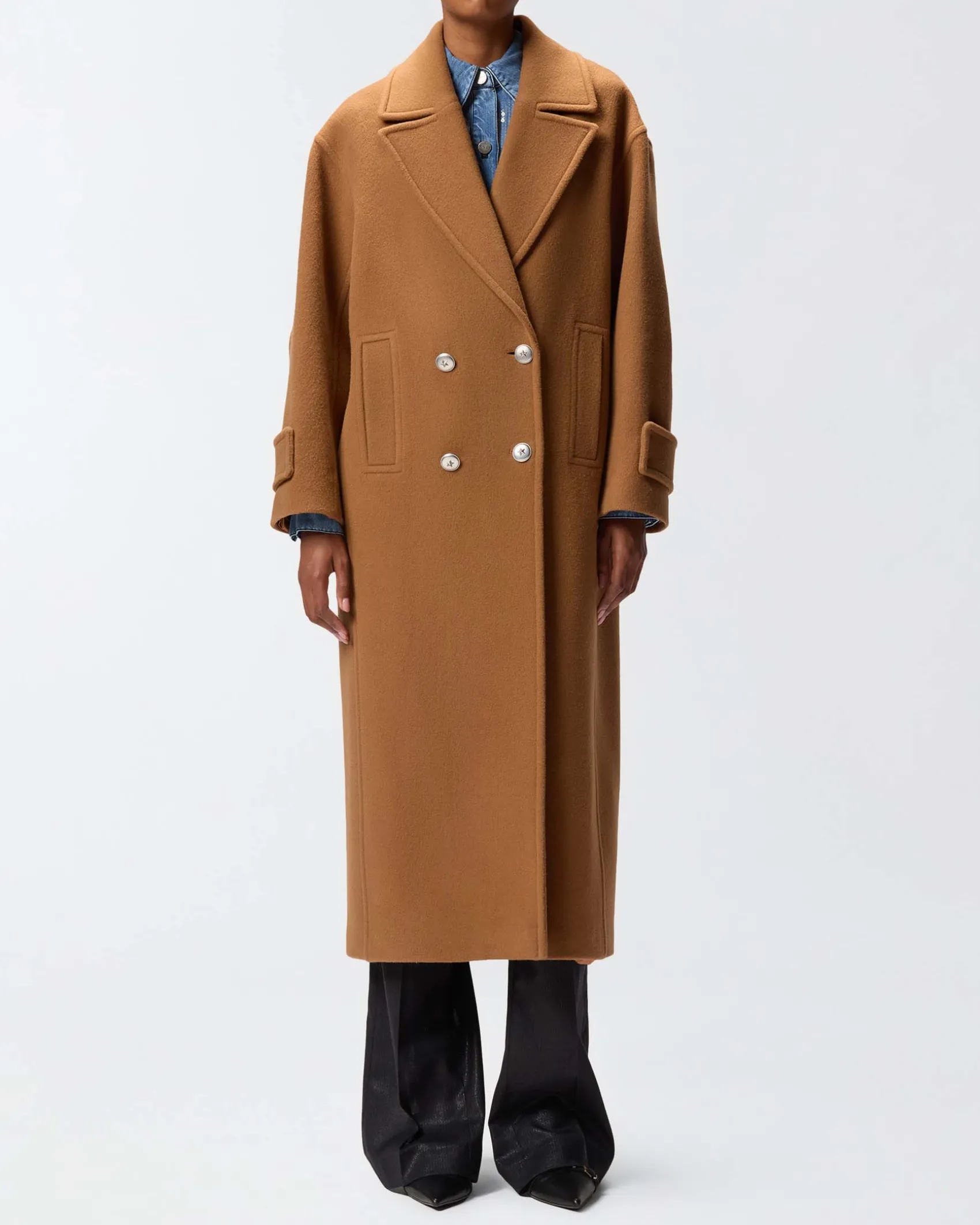 Cappotto lungo color cammello Pinko panna di misto lana con chiusura a doppiopetto e scollo a rever