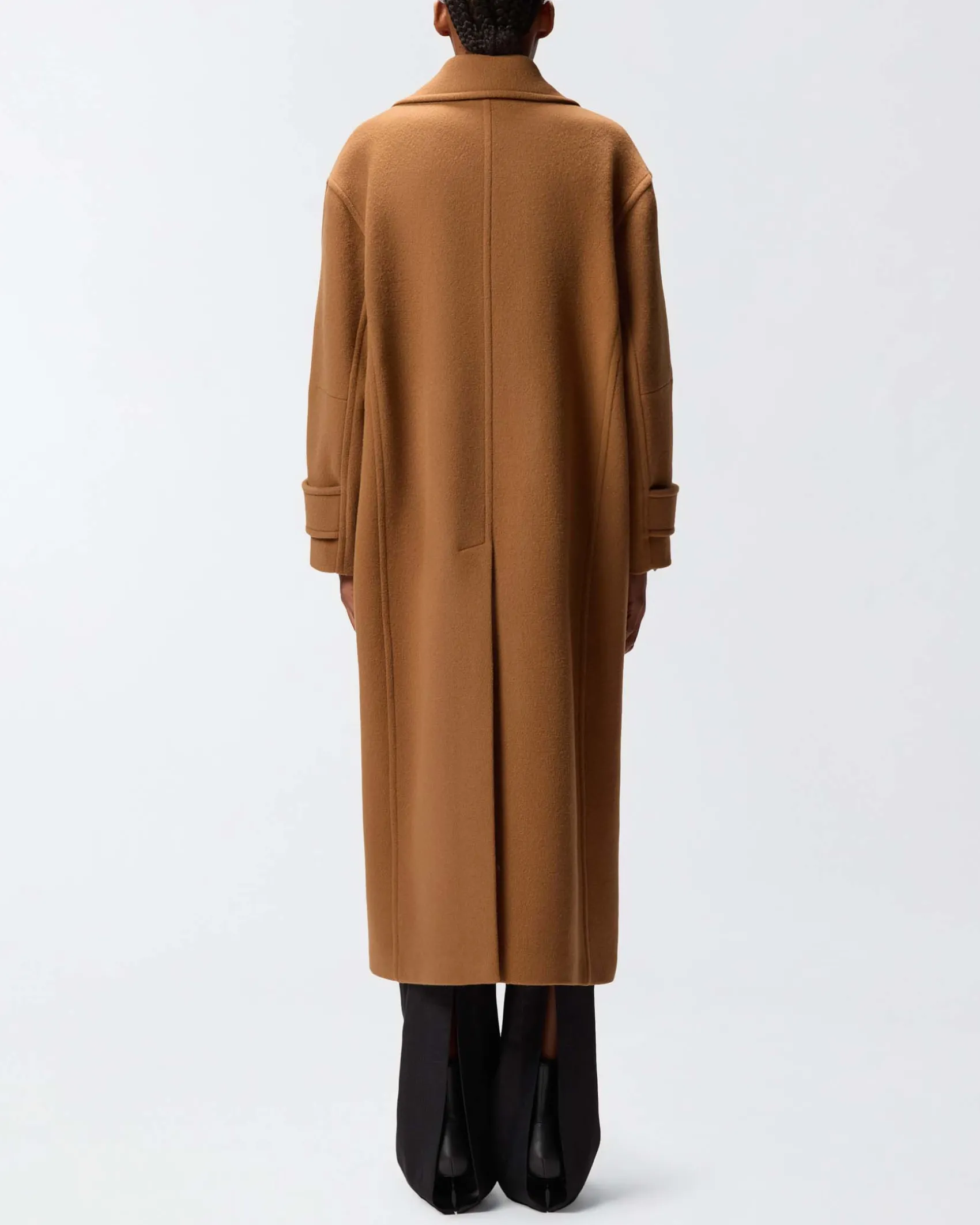 Cappotto lungo color cammello Pinko panna di misto lana con chiusura a doppiopetto e scollo a rever