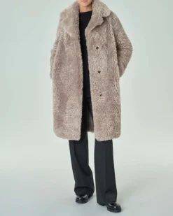 Cappotto lungo color taupe in tessuto effetto teddy reversibile con cappuccio