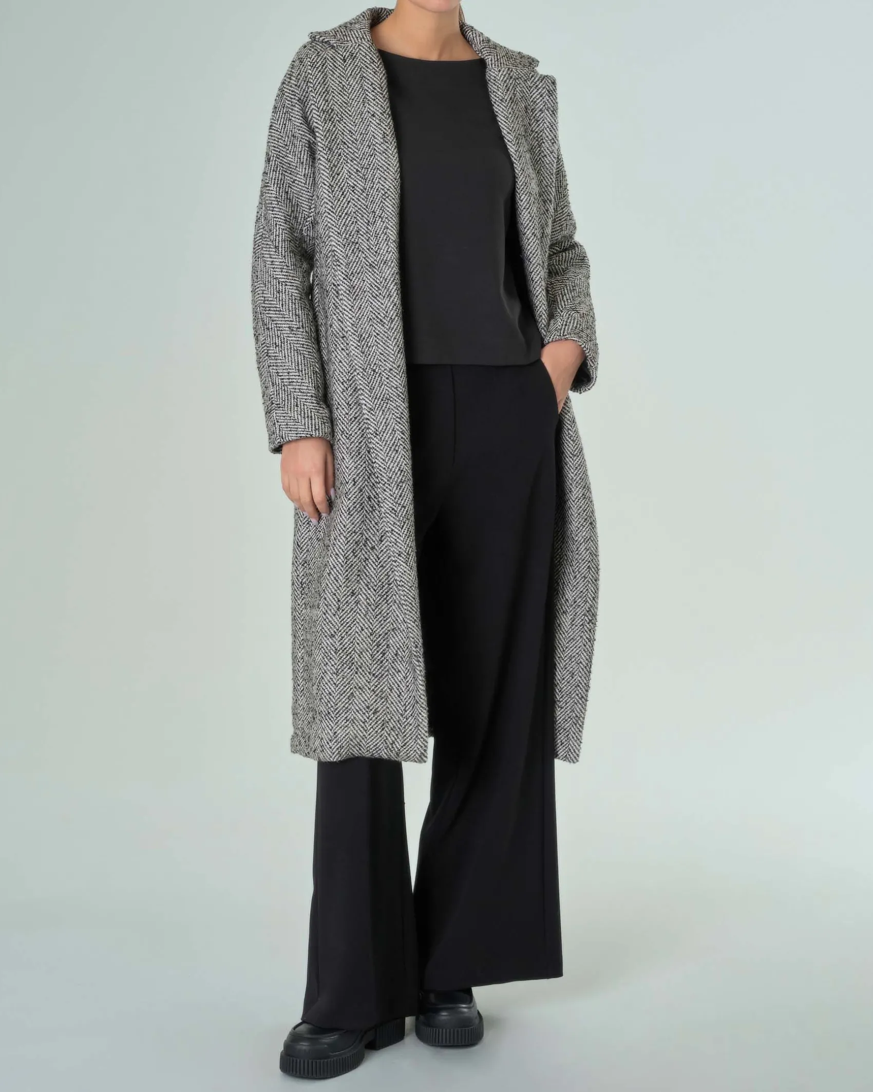 Cappotto lungo nero e bianco in tessuto spinato con cintura in vita