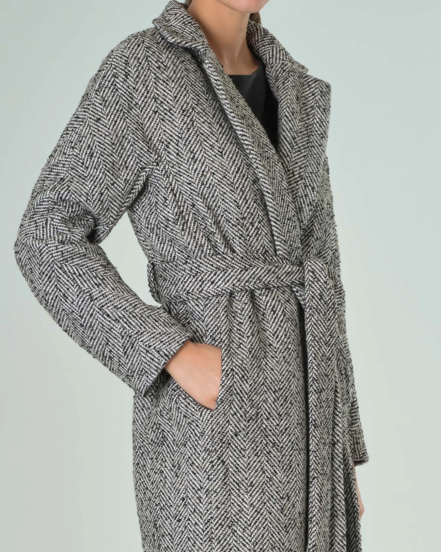 Cappotto lungo nero e bianco in tessuto spinato con cintura in vita
