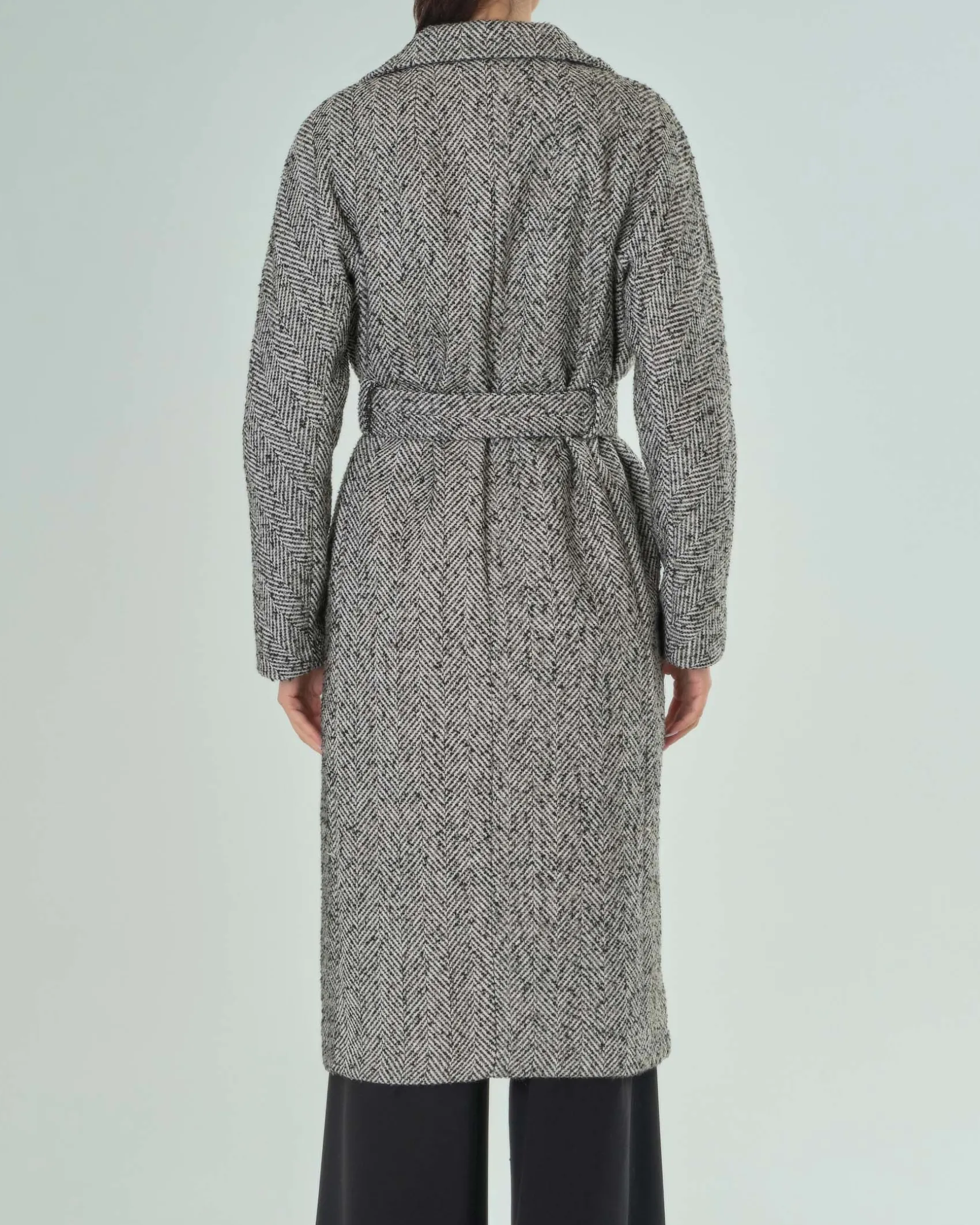 Cappotto lungo nero e bianco in tessuto spinato con cintura in vita