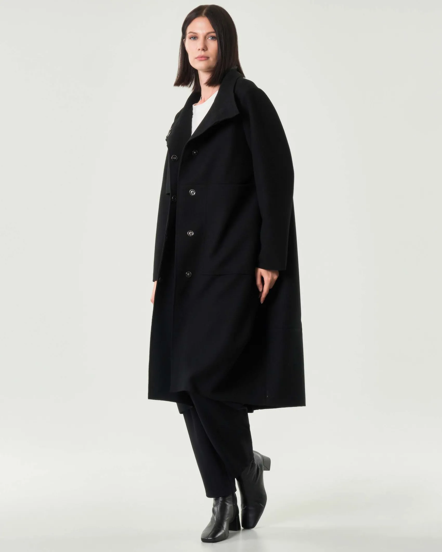 Cappotto midi nero Jurerê dalla linea a uovo in tessuto effetto panna con colletto in piedi e maxi tasche laterali applicate