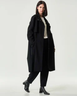Cappotto midi nero Jurerê dalla linea a uovo in tessuto effetto panna con colletto in piedi e maxi tasche laterali applicate
