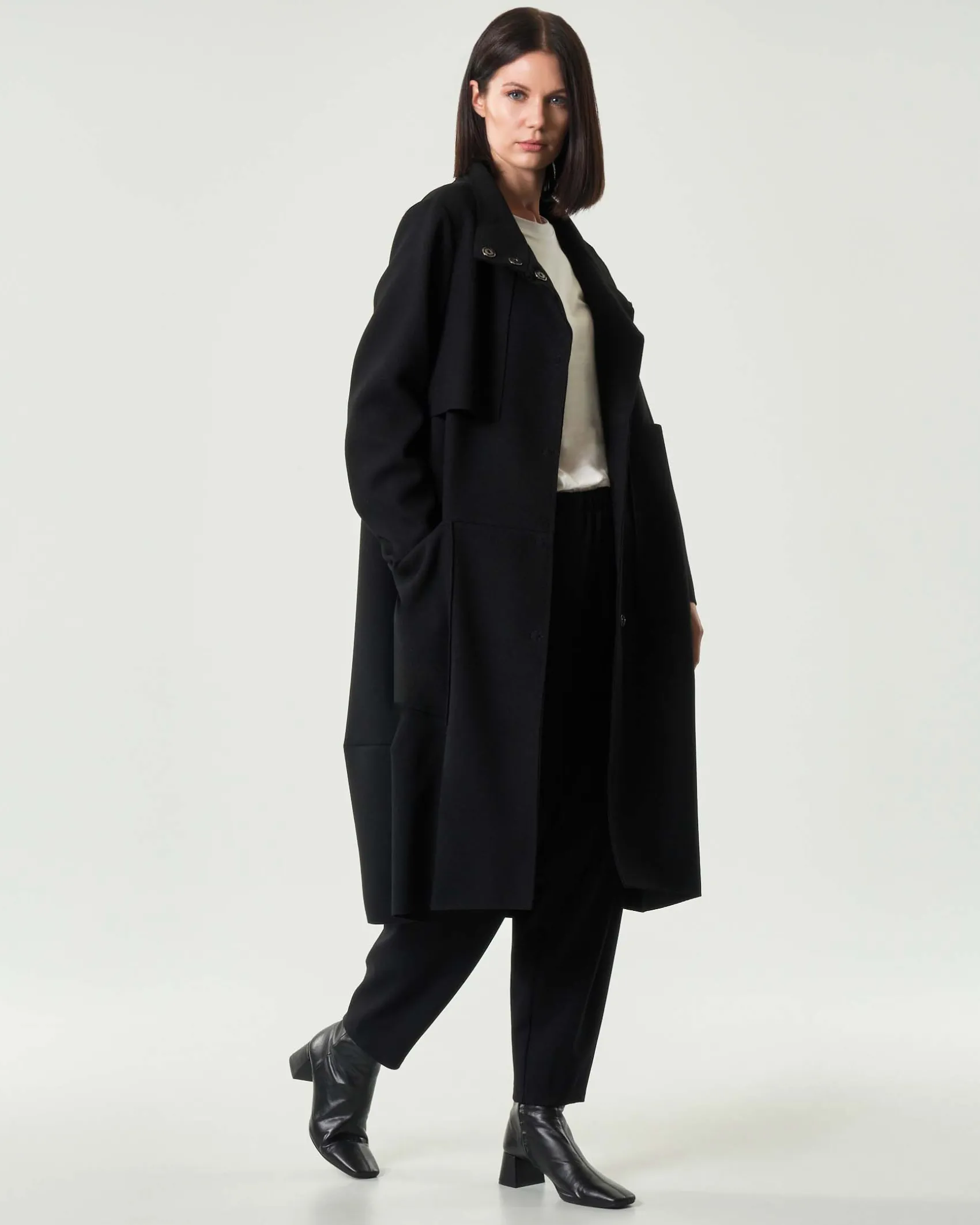 Cappotto midi nero Jurerê dalla linea a uovo in tessuto effetto panna con colletto in piedi e maxi tasche laterali applicate