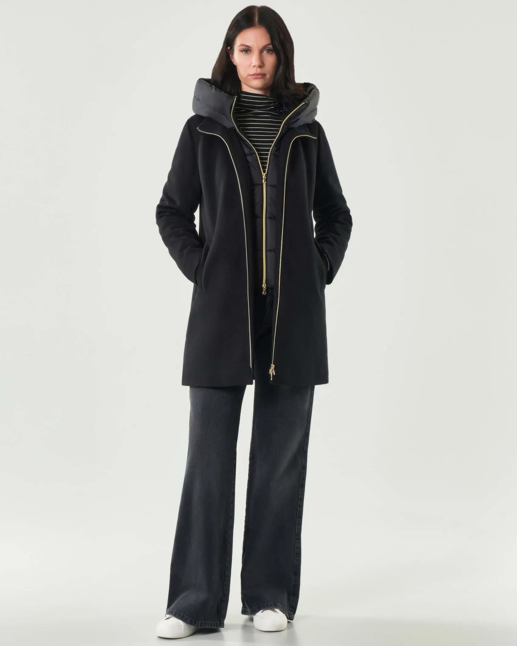 Cappotto nero Emme Marella in tessuto diagonale con pettorina e cappuccio imbottiti in nylon removibili