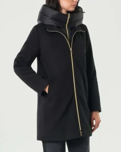 Cappotto nero Emme Marella in tessuto diagonale con pettorina e cappuccio imbottiti in nylon removibili