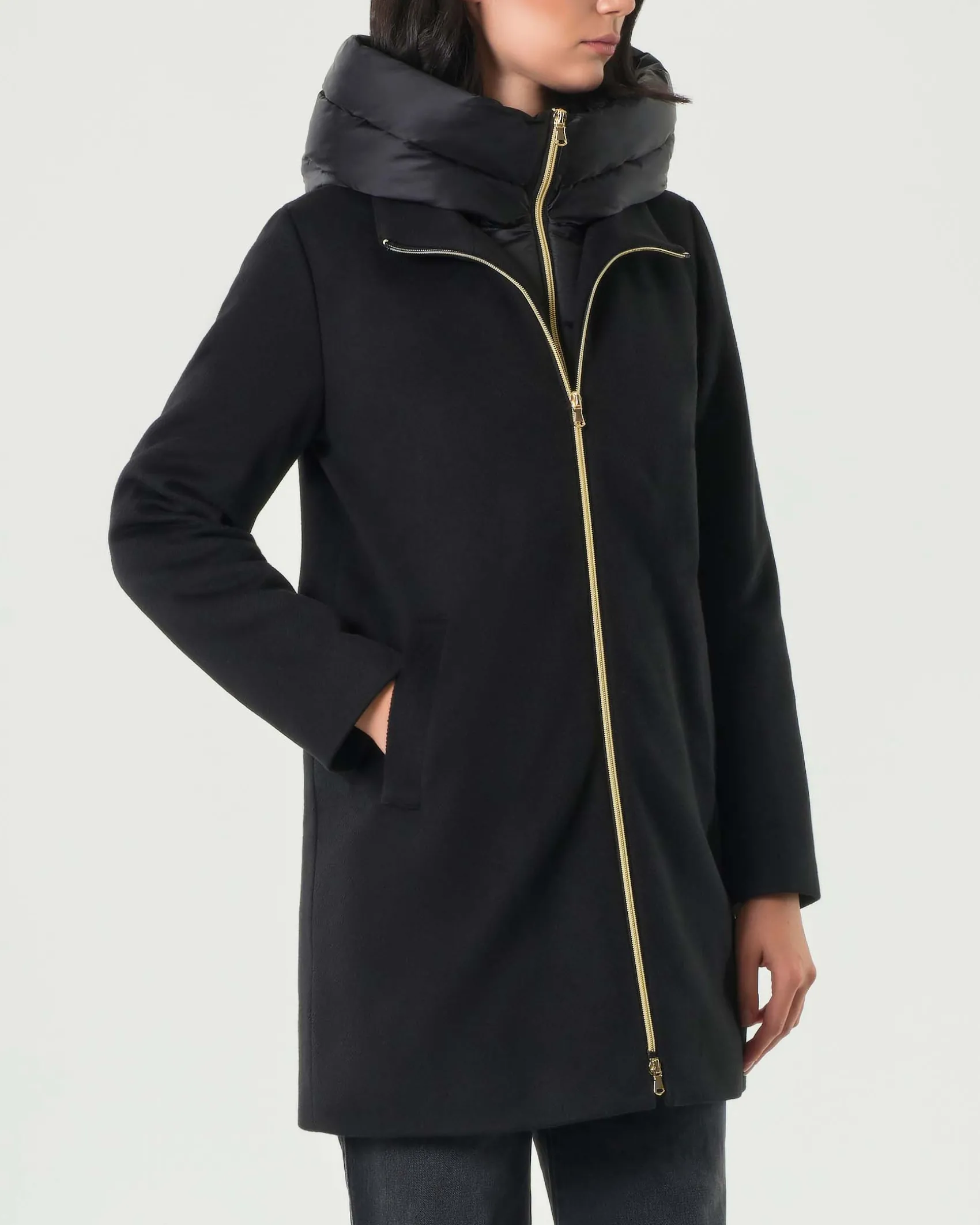 Cappotto nero Emme Marella in tessuto diagonale con pettorina e cappuccio imbottiti in nylon removibili