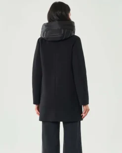 Cappotto nero Emme Marella in tessuto diagonale con pettorina e cappuccio imbottiti in nylon removibili
