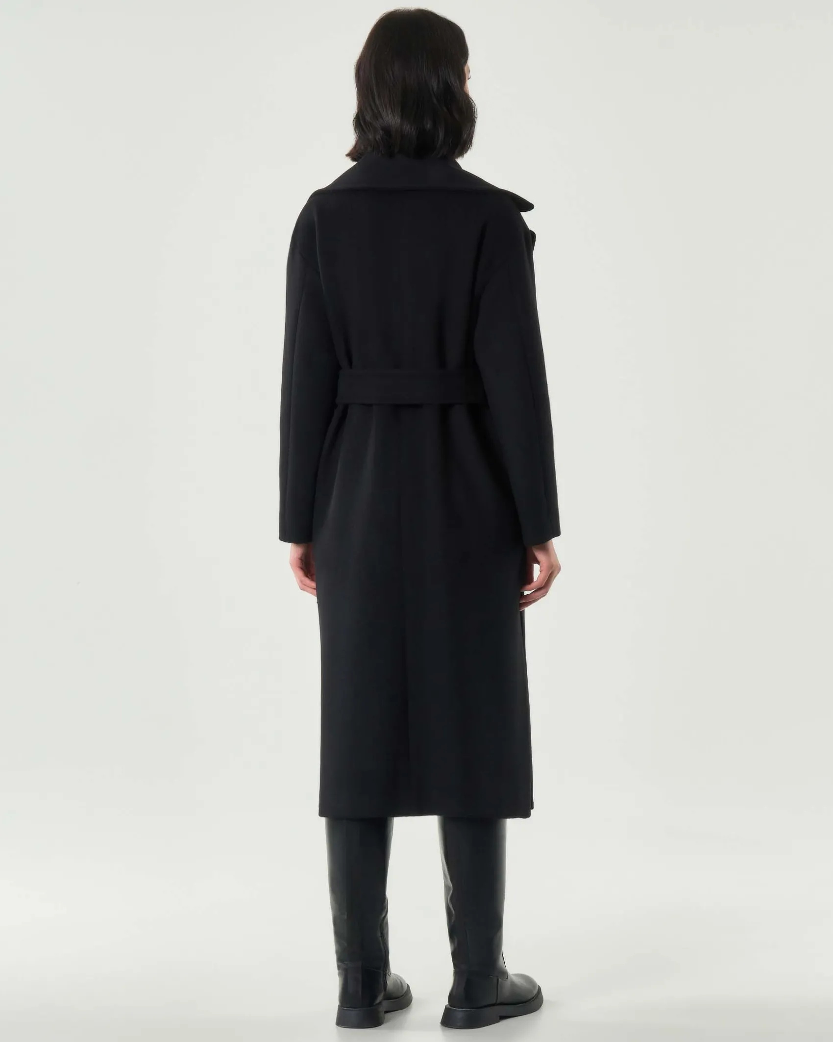 Cappotto nero Emme Marella in panno di misto lana Manteco con scollo a rever e cintura in vita abbinata