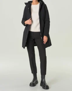 Cappotto nero imbottito dalla linea sfiancata con cappuccio