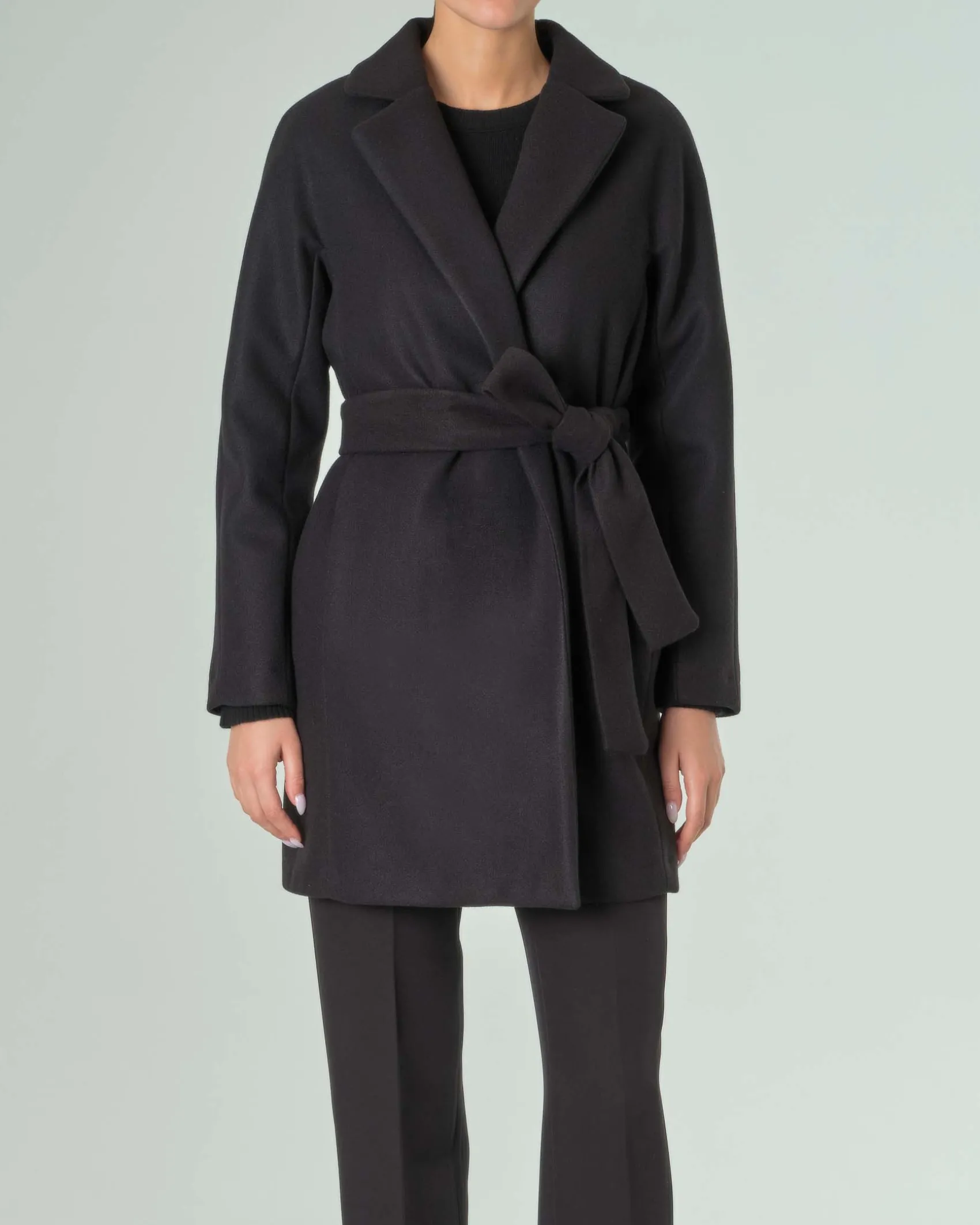 Cappotto nero in panno con cintura in vita e scollo a rever