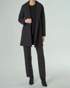 Cappotto nero in panno con cintura in vita e scollo a rever