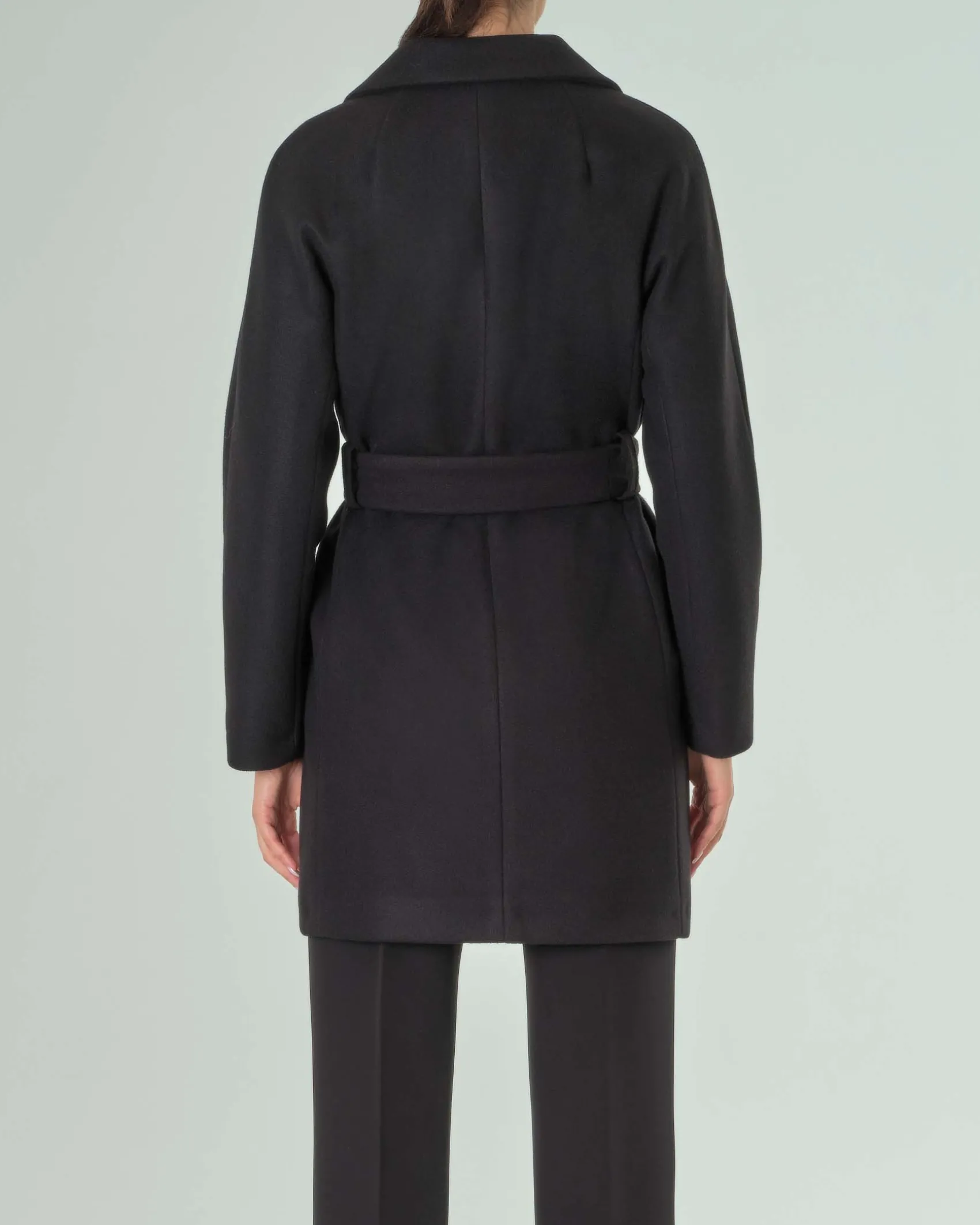 Cappotto nero in panno con cintura in vita e scollo a rever