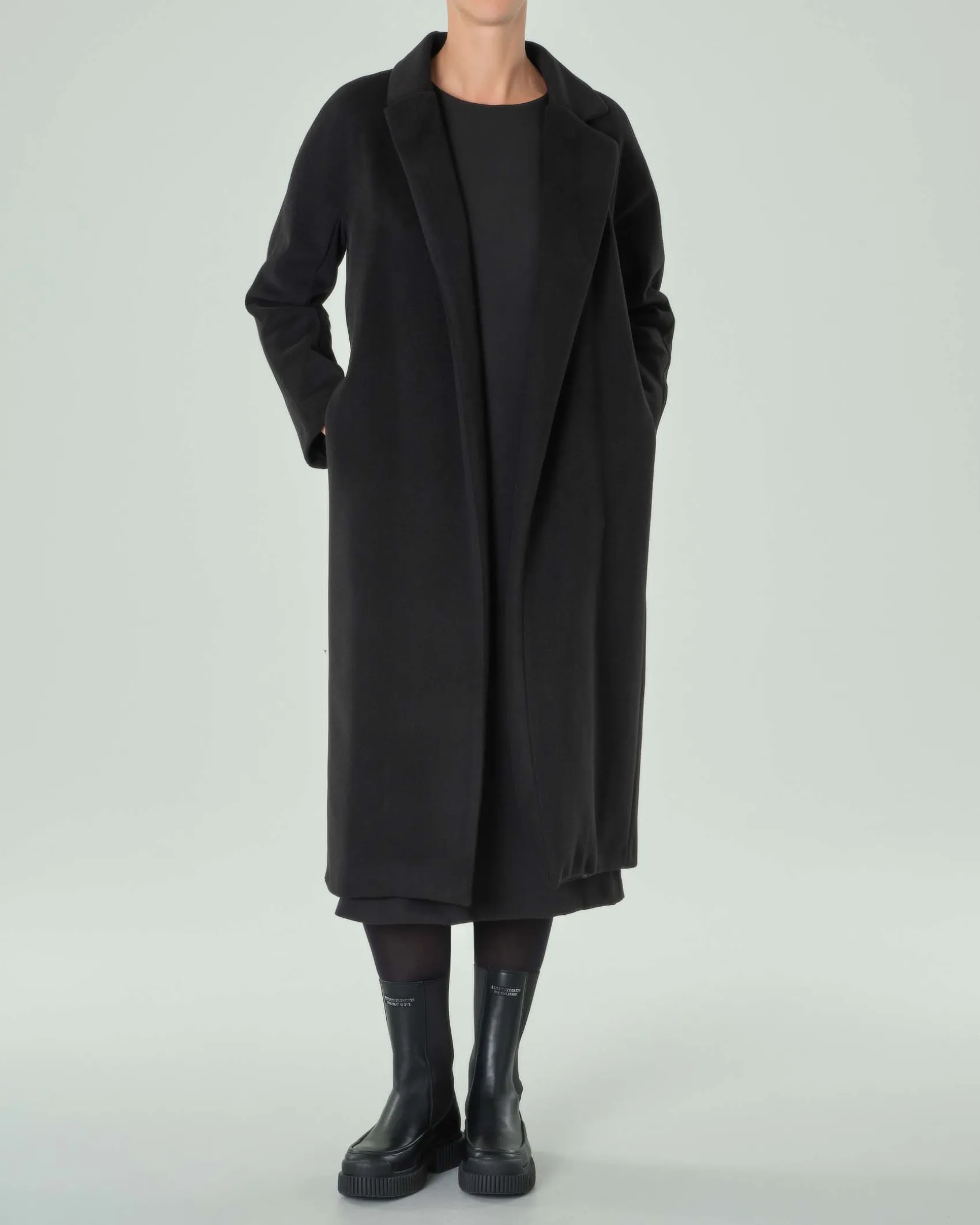 Cappotto nero lungo in panno di misto viscosa con collo a rever e cintura in vita