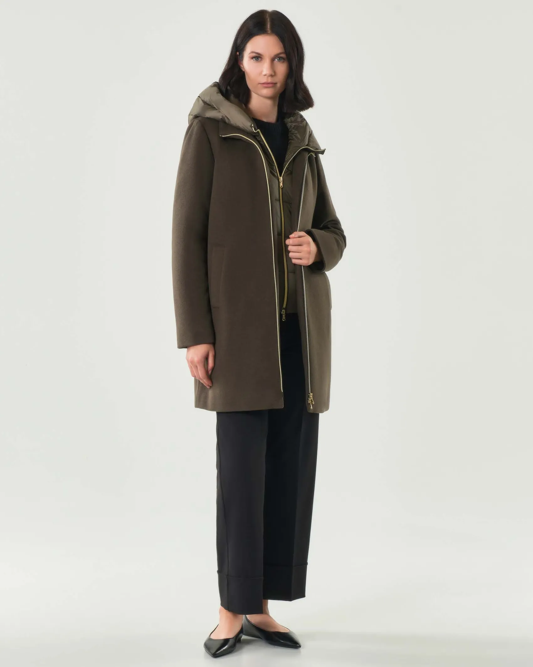 Cappotto verde militare Emme Marella in tessuto diagonale con pettorina e cappuccio imbottiti in nylon removibili