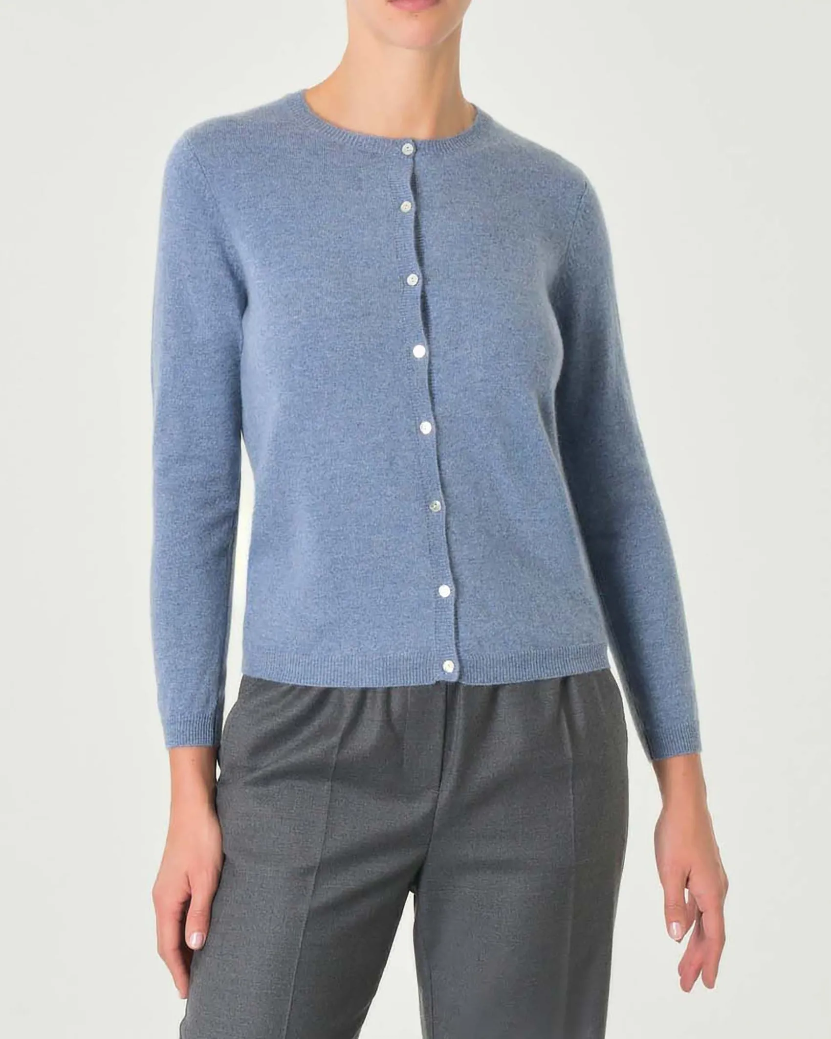 Cardigan azzurro denim girocollo in puro cashmere con chiusura a bottoni tono su tono