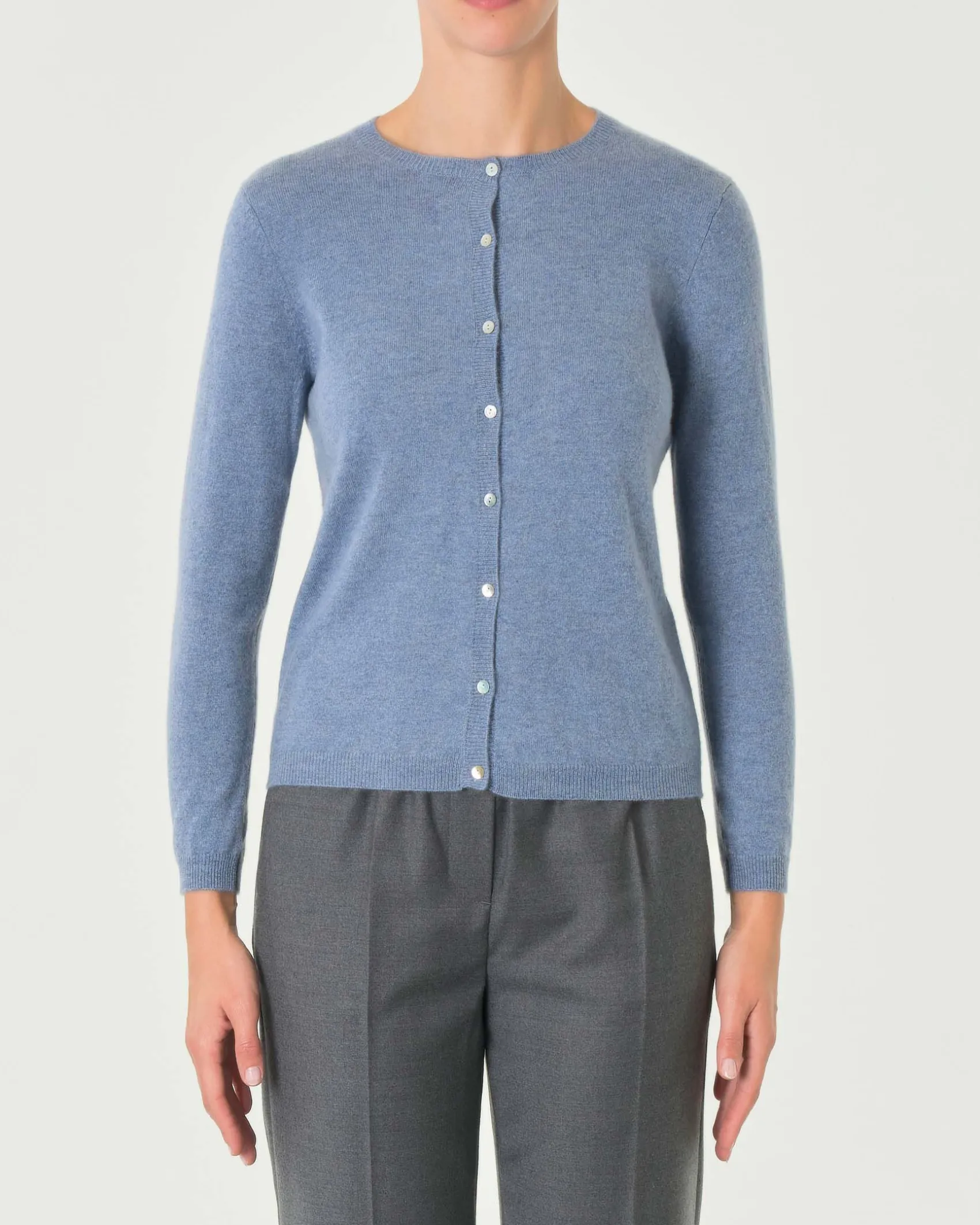 Cardigan azzurro denim girocollo in puro cashmere con chiusura a bottoni tono su tono