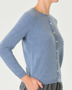 Cardigan azzurro denim girocollo in puro cashmere con chiusura a bottoni tono su tono