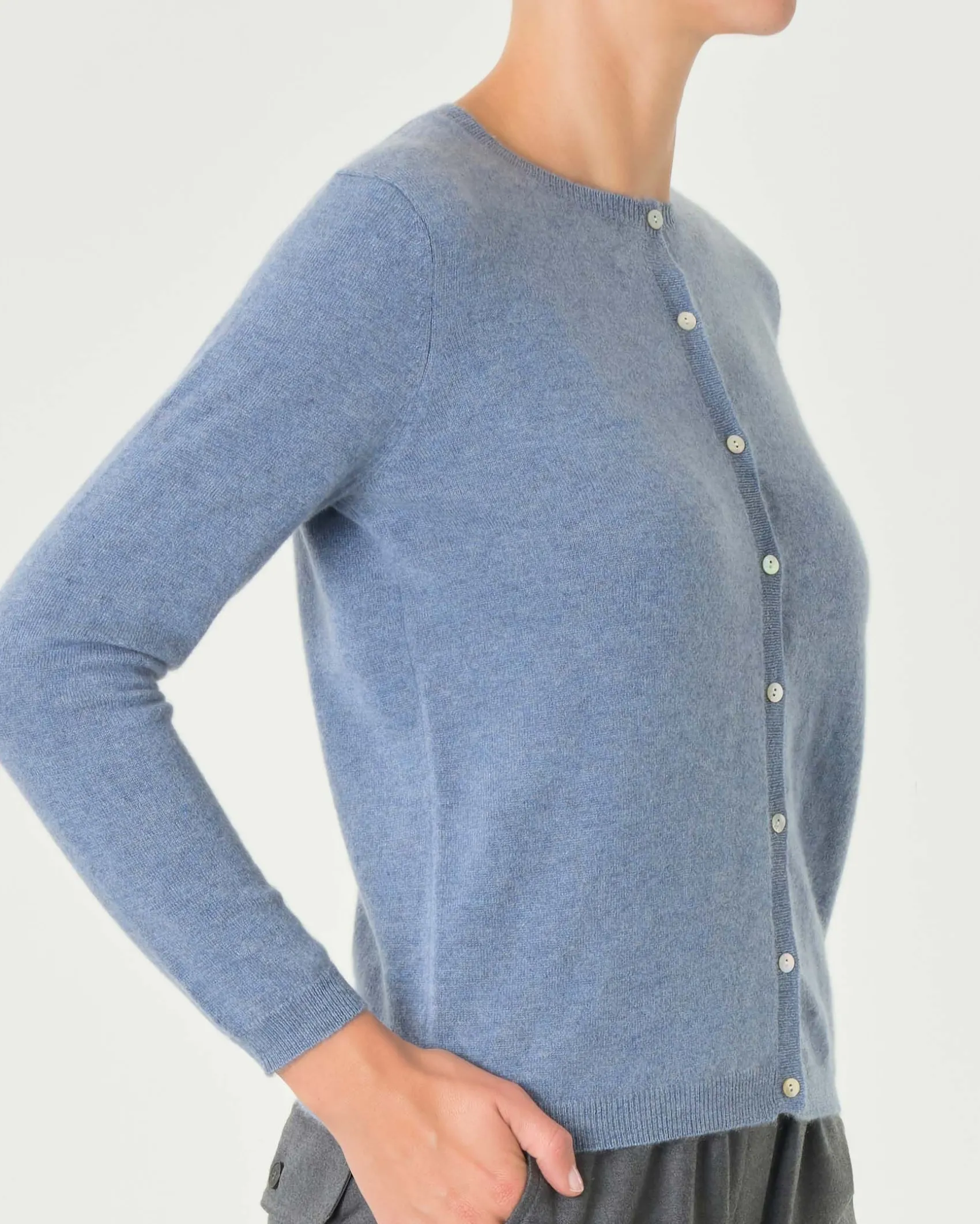 Cardigan azzurro denim girocollo in puro cashmere con chiusura a bottoni tono su tono